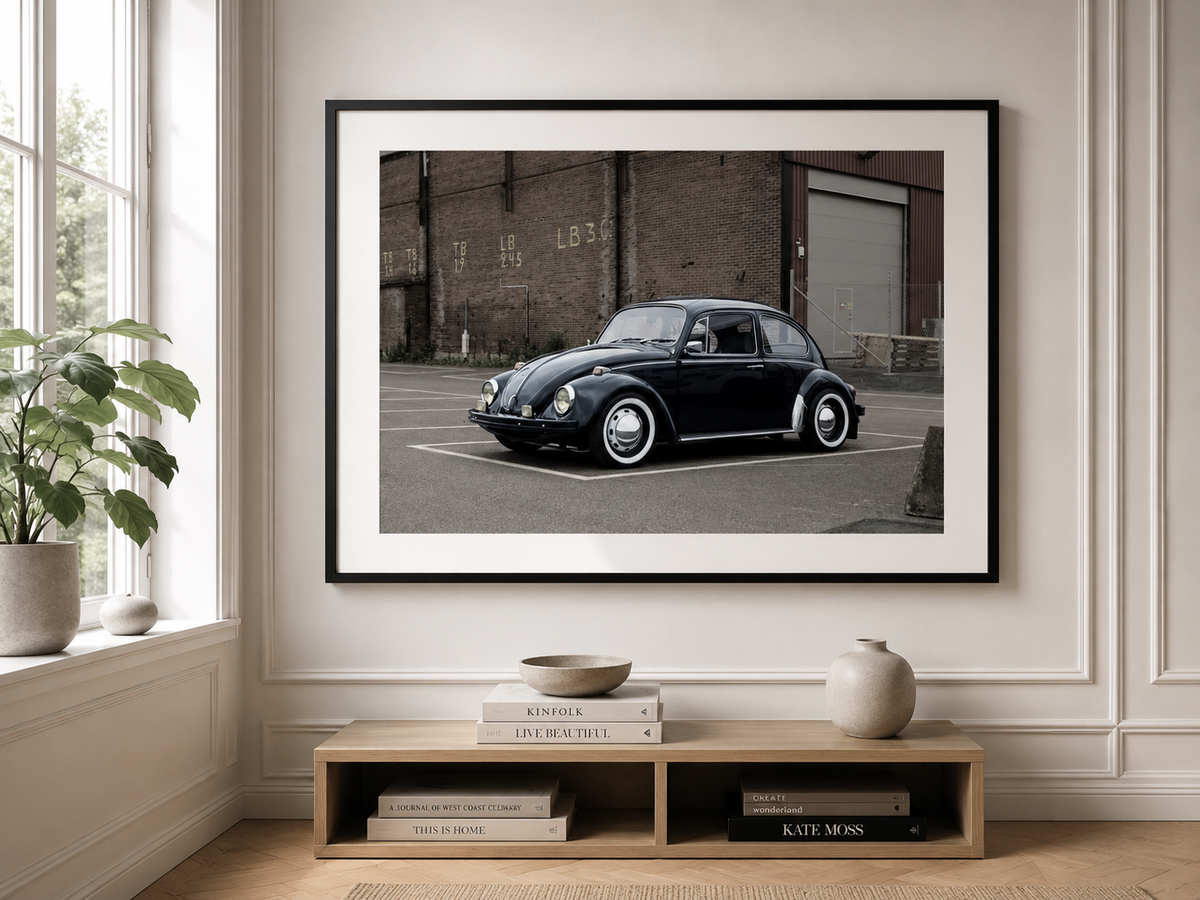 Midnight Beetle – Klassisk ikon i industriell miljö, med träram
