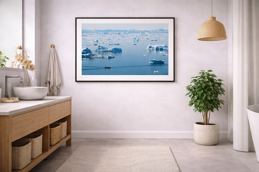 Fiskebåtar på Grönland . Inramad poster på halvglansigt premiumpapper, med träram