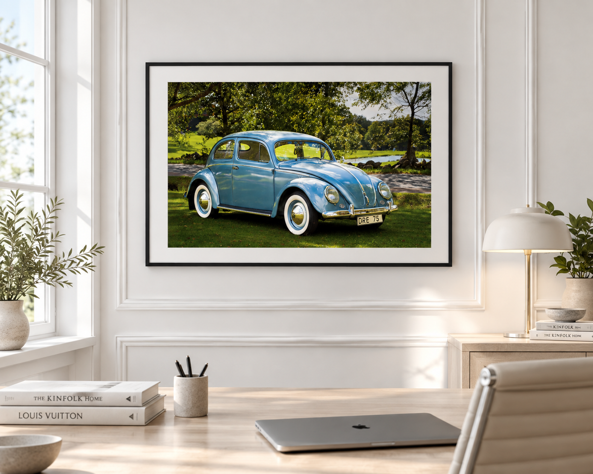 Vintage Volkswagen Beetle Poster – Blue Classic Car Wall Art, Retro Automotive Print, med träram