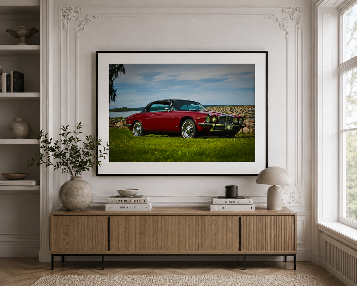 Classic Red Vintage Car Wall Art – English Retro Car Print, med träram