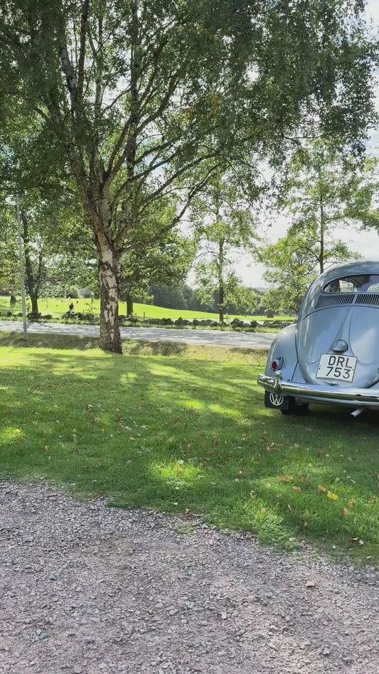 Vintage Volkswagen Beetle Poster – Blue Classic Car Wall Art, Retro Automotive Print, med träram