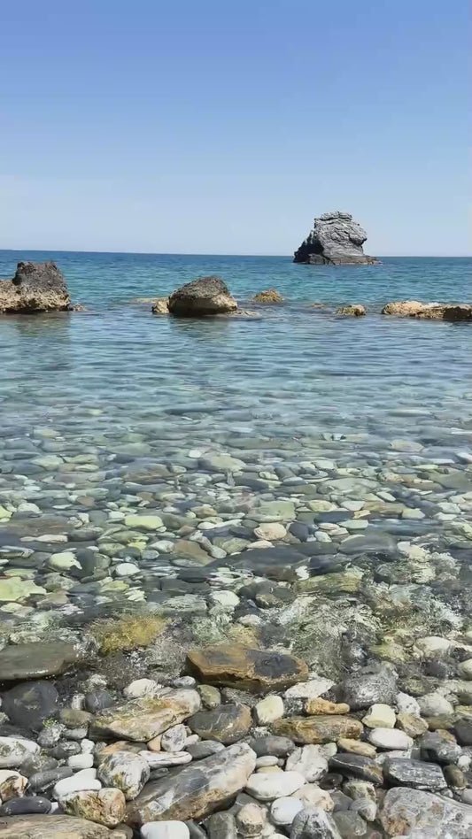 Klippor på Skopelos, med träram