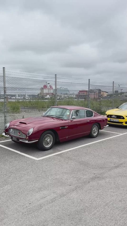 Jaguar e-Type röd, klassisk ikonisk sportbil, med träram